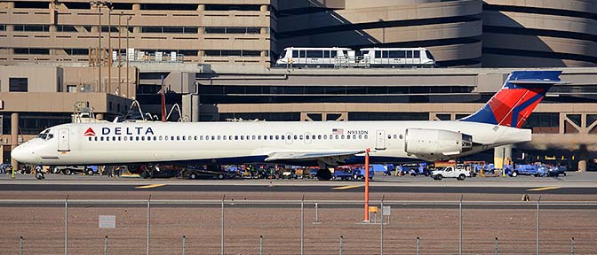 Delta McDonnell-Douglas MD-90-30 N933DN, Phoenix Sky Harbor, January 9, 2016